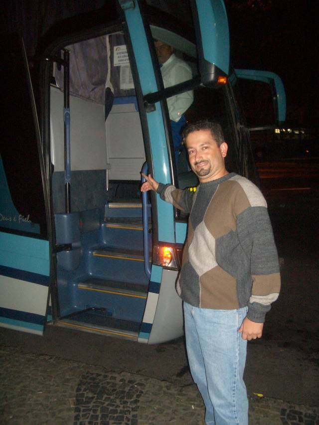 Wander Lucio getting on the bus to return to São José dos Campos
